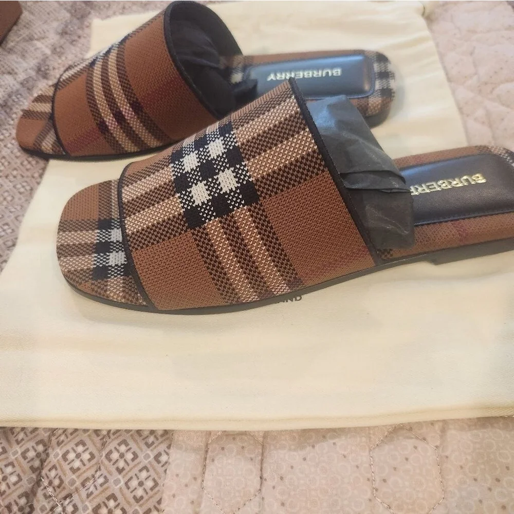 NWB Burberry Wilma Sandals